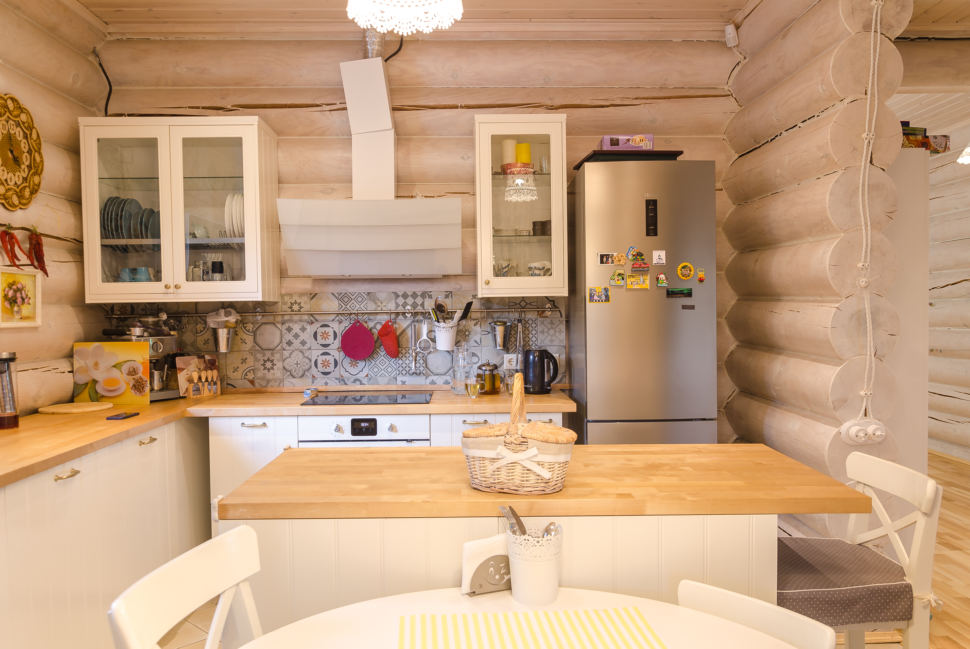 интерьер кухни в стиле прованс, подвесные светильники, стулья, сервант, холодильник, деревянная столешница