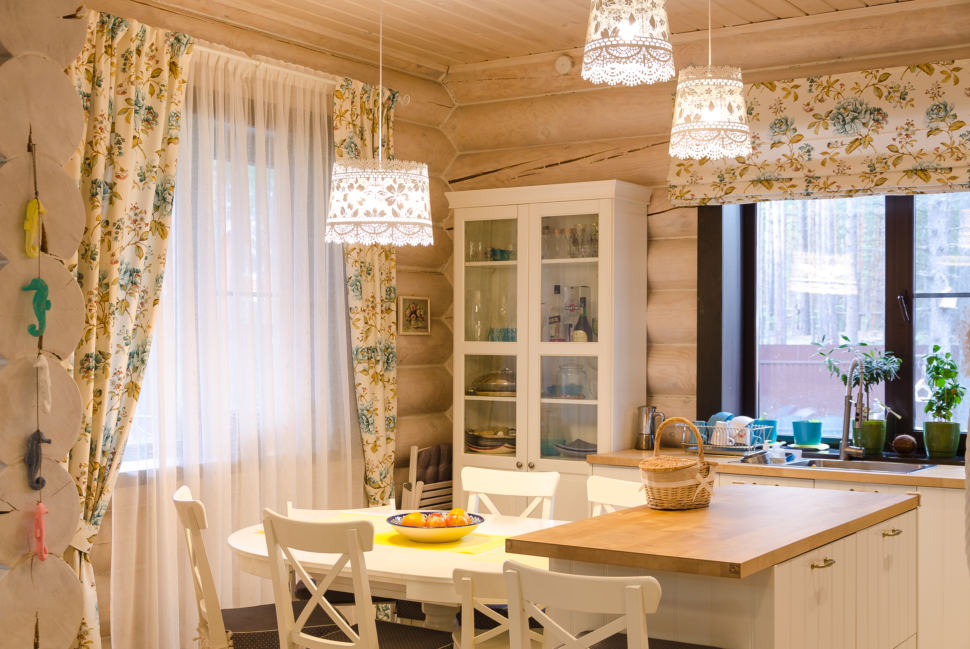 интерьер кухни в стиле прованс, подвесные светильники, стулья, сервант, портьеры, бревна, кухонный остров