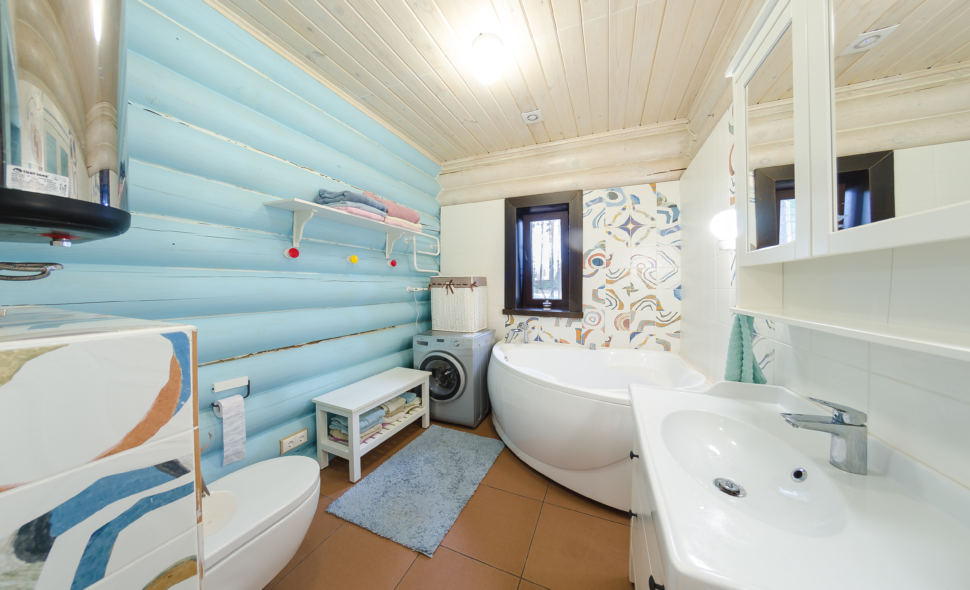 фотография ванны в стиле прованс в голубых оттенках, бревна, дверь, ванна, полка, окно