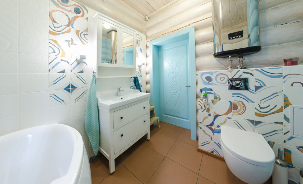Дизайн ванны в стиле прованс в голубых тонах, бревна, дверь, ванна, санузел, инсталляция