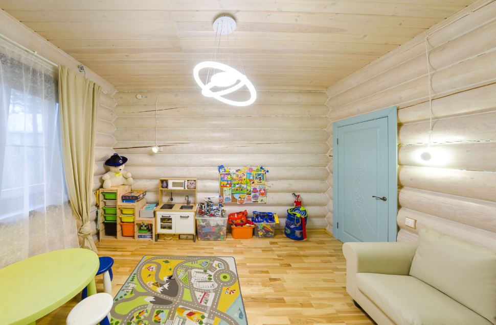 интерьер детской в стиле прованс, детский столик, кровать, дверь, акцент, игрушки, бирюзовая дверь