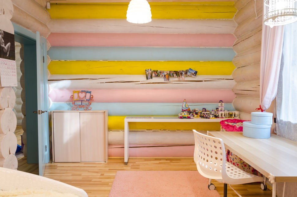 интерьер детской в стиле прованс, разноцветная стена, рабочий стол, подвесные светильники, акцентная стена, игрушки