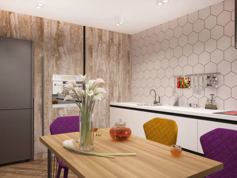 Дизайн интерьера кухни-гостиной в древесных тонах 33 кв.м, обеденный стол под дерево, фиолетовые и желтые обеденные стулья, холодильник, шкаф